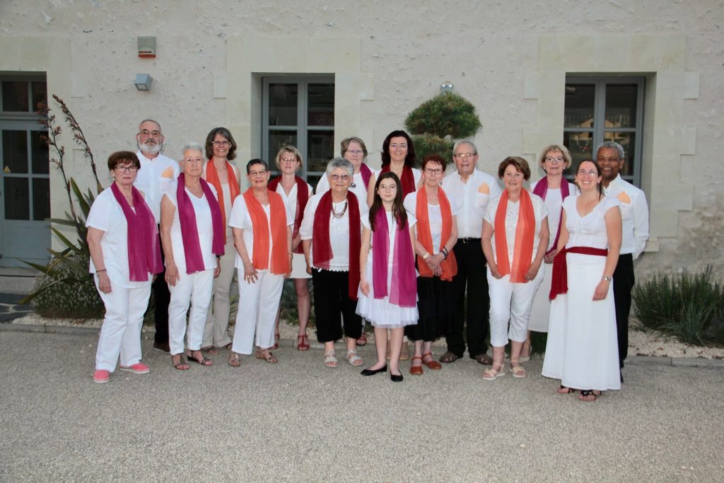 Choristes du petit choeur dans une cour